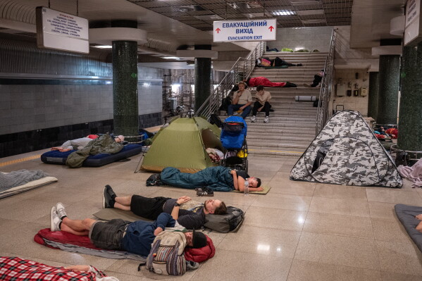 Люди знайшли притулок на станції метро під час нічної російської атаки в Києві, Україна, рано в четвер, 20 серпня 2026 р. (AP Photo/Danylo Antoniuk) ВИПРАВЛЕННЯ: ім’я фотографа виправлено на Данило Антонюк замість Ден Башаков