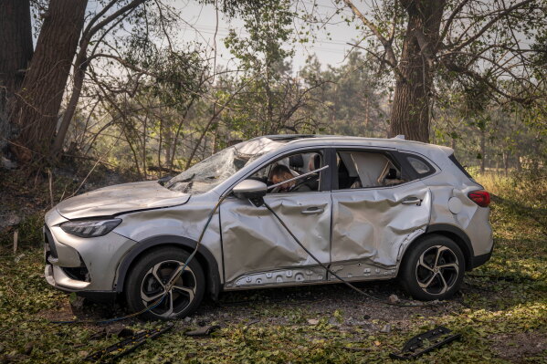 Тіло водія після нападу Росії на склад з подальшим вибухом у селі Мила, Київська область, Україна, субота, 29 серпня 2026 року. (AP Photo/Dan Bashakov)