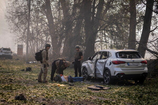 Поліція перевіряє тіло водія після нападу росіян на склад з подальшим вибухом у селі Мила Київської області, Україна, у суботу, 29 серпня 2026 р. (AP Photo/Dan Bashakov)