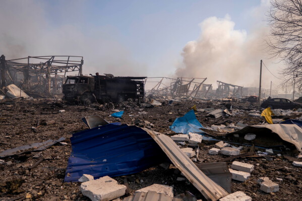Вид на пошкодження після російської атаки на склад з подальшим вибухом у селі Мила, Київська область, Україна, субота, 29 серпня 2026 р. (AP Photo/Dan Bashakov)